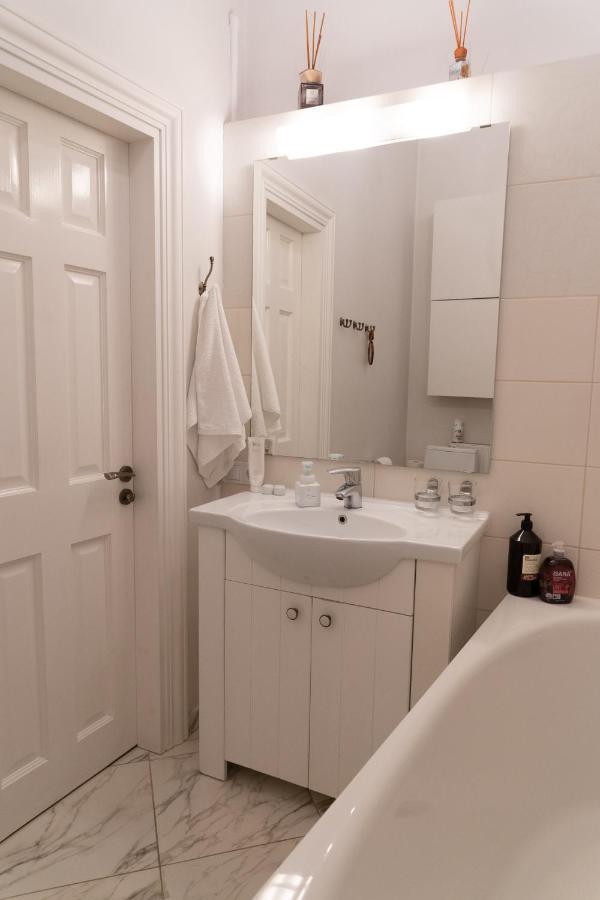 Elegant Apartment In Historical Centre & Free Locked Parking 里加 外观 照片